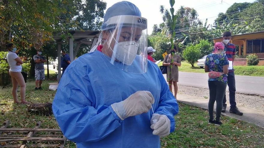 Personal médico en Panamá manipula prueba de hisopado para detectar la COVID-19