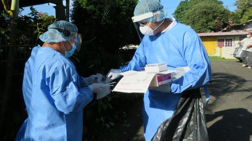 Personal médico del Minsa manipula bolsas con pruebas de hisopado nasal para detectar la COVID-19 en un puesto médico
