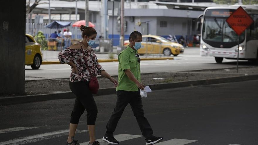 Dos personas caminando en la ciudad de Panamá
