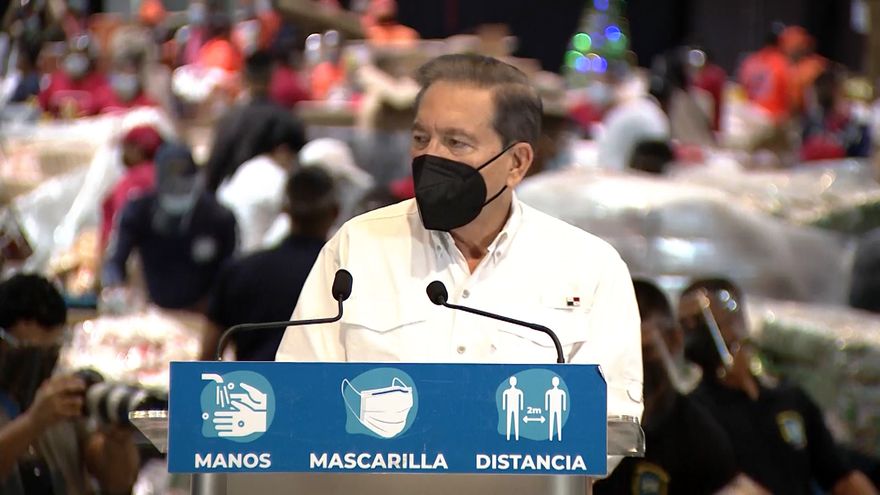 Elpresidente de la República, Laurentino Cortizo durante un recorrido en el Centro de Convenciones Atlapa, donde se confeccionan bolsas de alimentos del plan Panamá Solidario