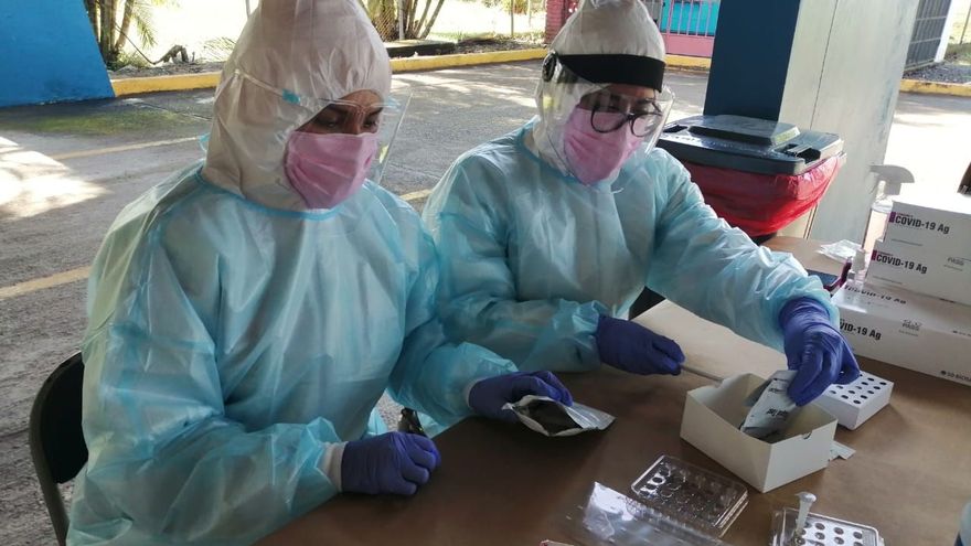 Personal de salud de Panamá realiza pruebas para detectar la COVID-19