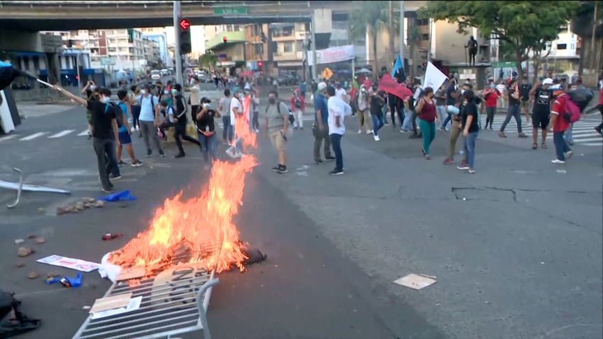 Los manifestantes quemaron objetos bajo la mirada de las unidades del control de multitudes que custodiaban la sede de la Asamblea