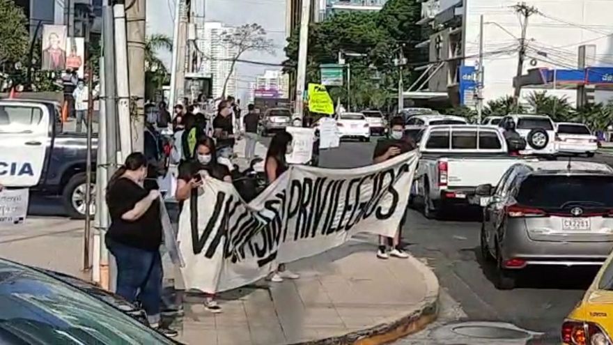 Cadena humana en la Calle 50, en la antigua Mansión Danté en contra la corrupción y por vacunas "sin privilegios"