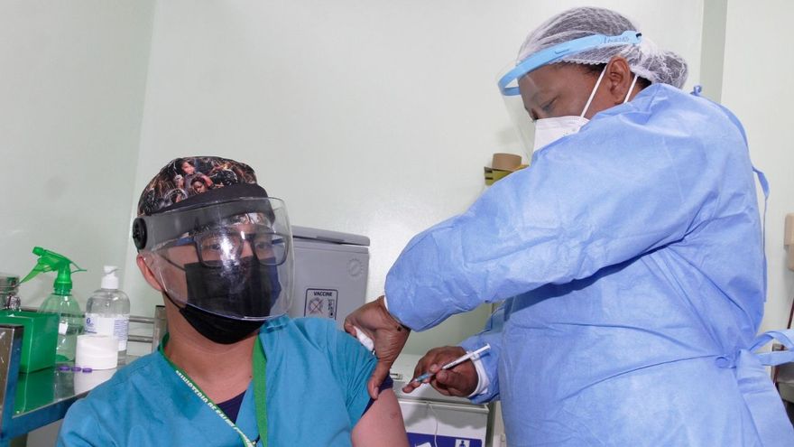HSMA ha vacunado al 30% de su personal sanitario que atiende en salas covid-19, según informó el Ministerio de Salud