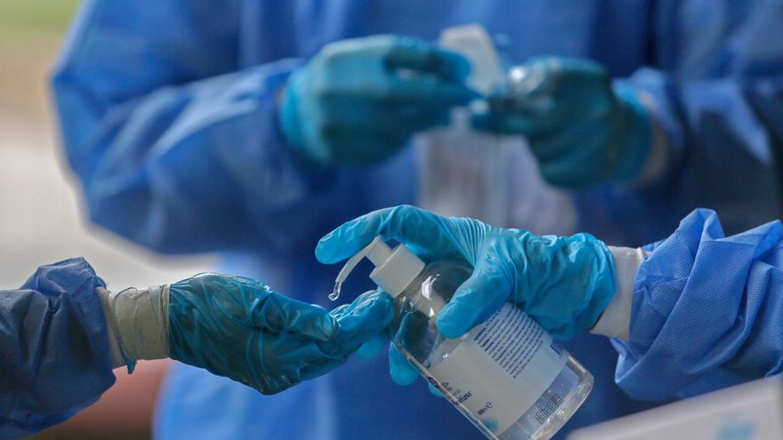 Autoridades sanitarias recomiendan el uso de gel alcoholado y el lavado frecuente de manos para evitar el contagio de covid-19