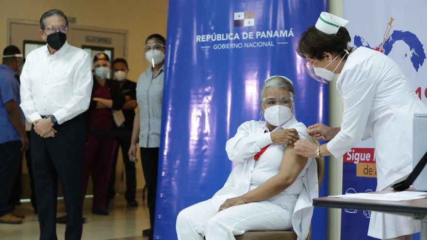 Violeta Gaona de Cocherán, jefa de la Unidad de Cuidados Intensivos del Hospital Santo Tomás recibe la vacuna de Pfizer contra covid-19