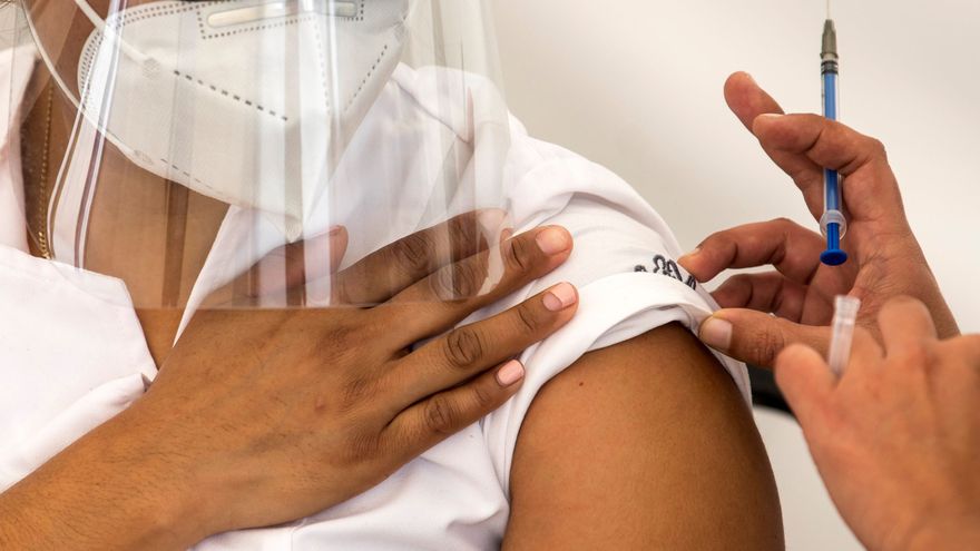 Personal de salud aplicando la vacuna contra covid-19
