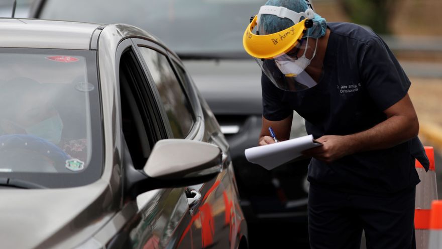 Recolección de muestras para identificar COVID-19 en Ciudad de Panamá