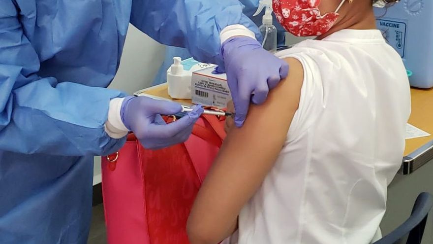 Aplican la vacuna contra la COVID-19 a una persona