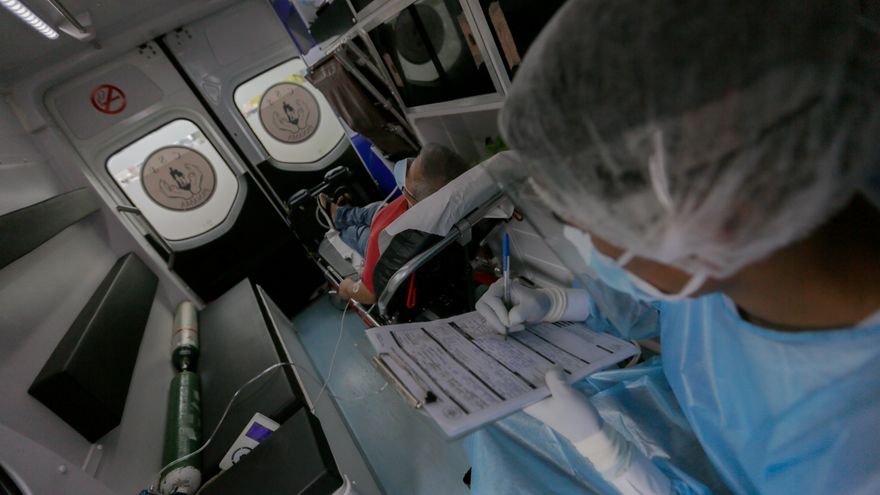 Las autoridades sanitarias están adecuando instalaciones médicas, deportivas y hospitales de campañas para aumentar la capacidad hospitalaria