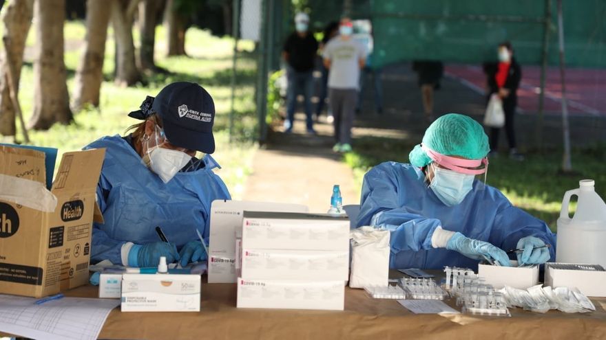 Personal médico en San Miguelito manipula expedientes y pruebas de hisopado para detectar la COVID-19