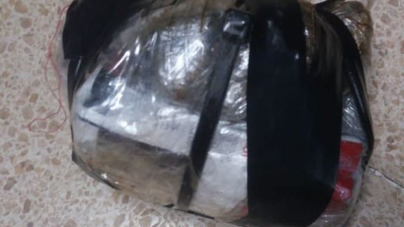 Era una pelota forrada con cinta adhesiva, que en su interior mantenía tres envoltorios con hierba seca, que se presume sea marihuana, y cigarrillos