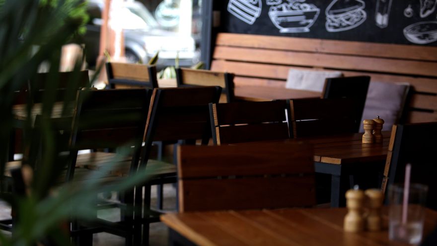 Fachada de un restaurante cerrado en Panamá