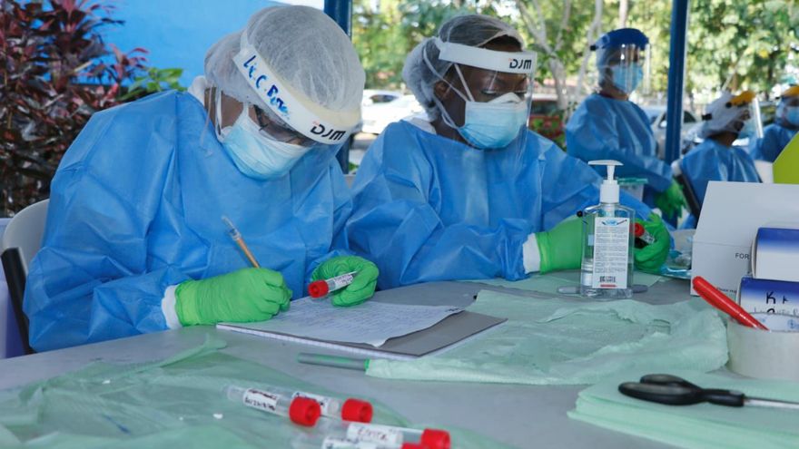 Personal sanitario en el centro de hisopado del Ministerio de Salud (Minsa), ubicado en el Colegio José Antonio Remón Cantera, en Vía Israel