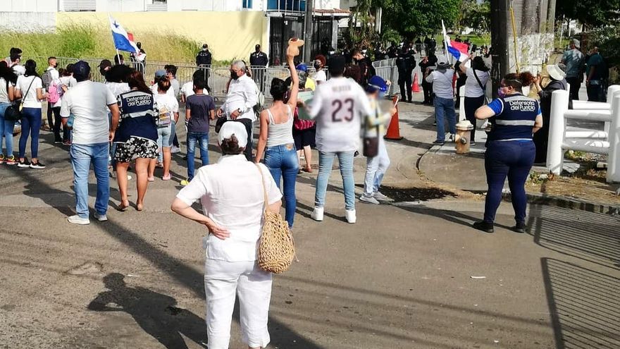 La protesta es realizada frente a las instalaciones de la Senniaf
