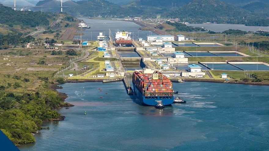 El sistema de reserva de tránsito es un servicio opcional que ofrece el Canal de Panamá y que permite a los clientes transitar en una fecha específica mediante el pago de una tarifa adicional, garantizando así su tránsito en la fecha determinada