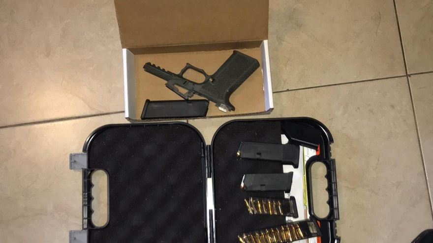 Se retuvieron varios componentes de armas y se aprehendió a un persona