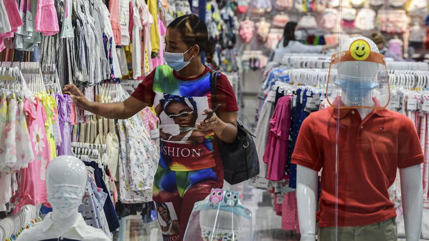 Hombres y mujeres podrán realziar compras de lunes a viernes sin restricción de género