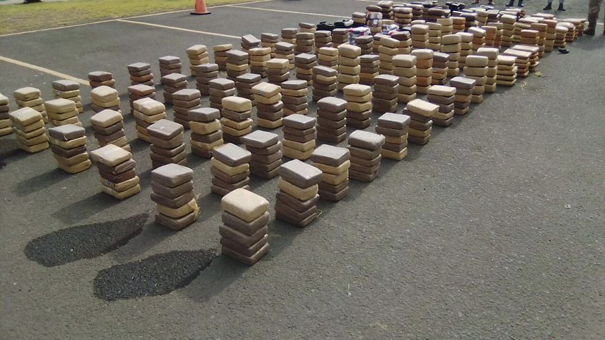 Por este hecho se aprehendieron a tres personas que iban a bordo de la lancha rápida que transportaba la supuesta sustancia