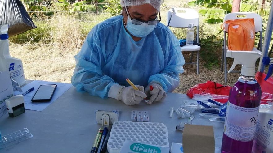 A los pacientes que resultan positivos en pruebas rápidas de COVID-19 se les brinda evaluación médica y trazabilidad.