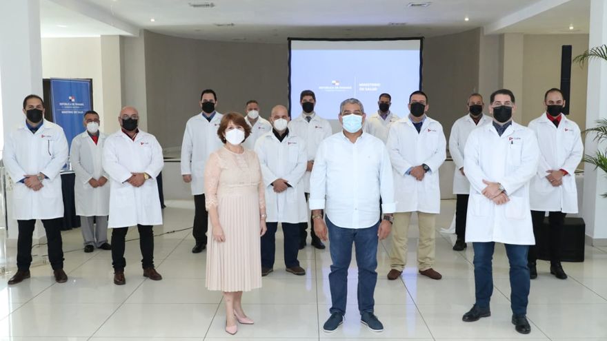 El reconocimiento se hizo con 10 representantes de los médicos cubanos y los 3 directores médicos de los hospitales donde laboraron los galenos