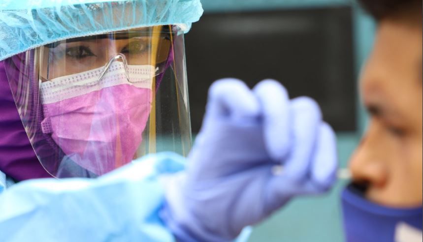 La demanda espontánea de hisopados se ha reducido en el país, pero las autoridades siguen buscando casos nuevos de coronavirus
