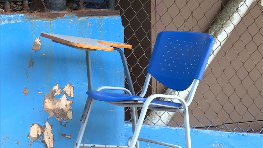 El dirigente aconsejó a las autoridades arreglar las escuelas que están enfermas