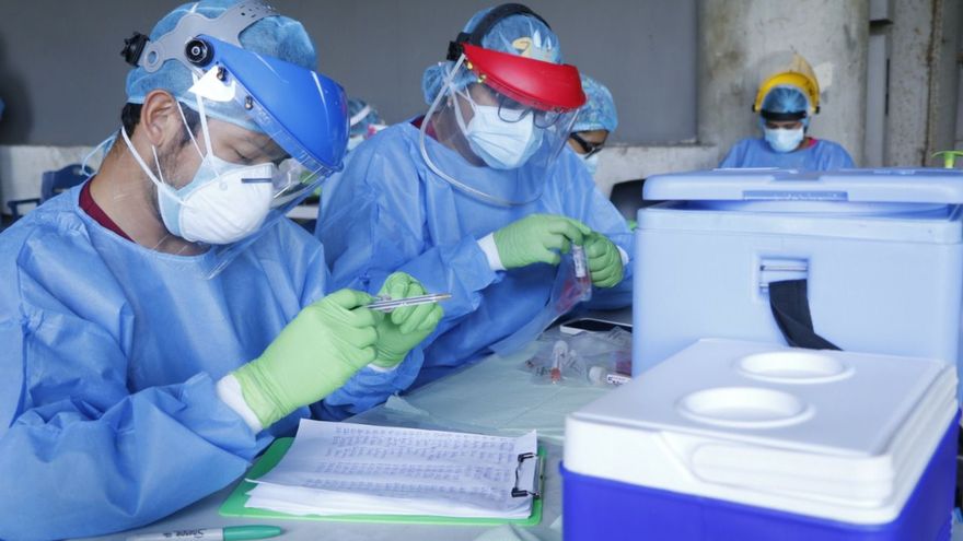 Personal médico en Panamá manipula bolsas con pruebas de hisopado para detectar la COVID-19