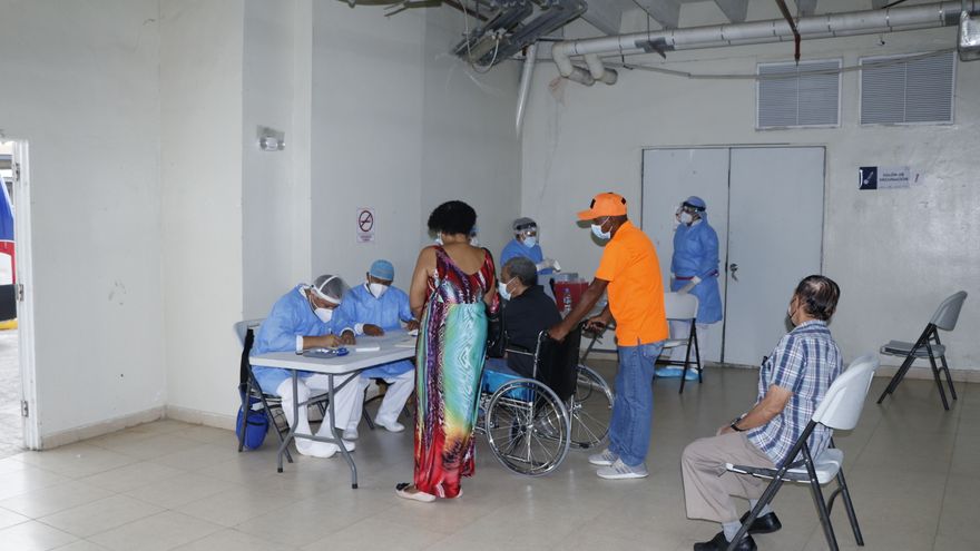 El proceso de vacunación cumpliendo con las medidas de bioseguridad
