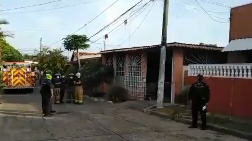 Personal del Benemérito Cuerpo de Bomberos de Panamá llegó al lugar para sofocar el siniestro