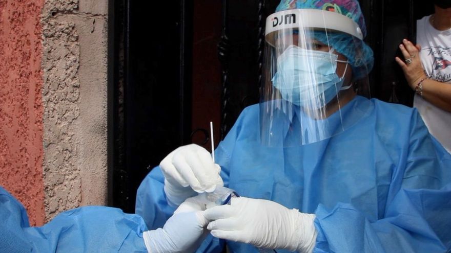 Personal sanitario en la toma de hisopados