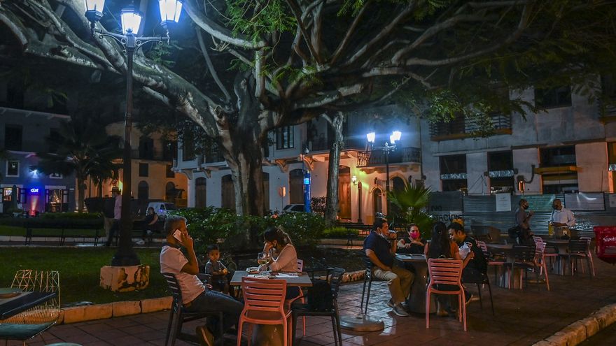 Restaurantes del distrito capital reciben exoneración de impuestos por uso de aceras y espacios públicos