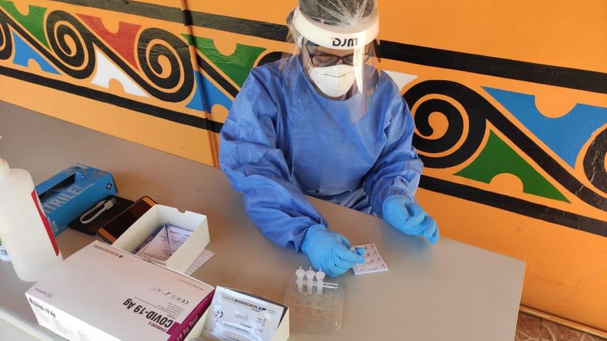 Personal médico manipula pruebas de hisopado para detectar la COVID-19