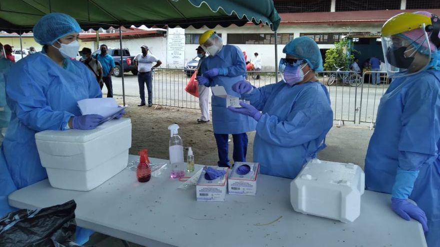 Personal de salud realiza hisopados a los ciudadanos