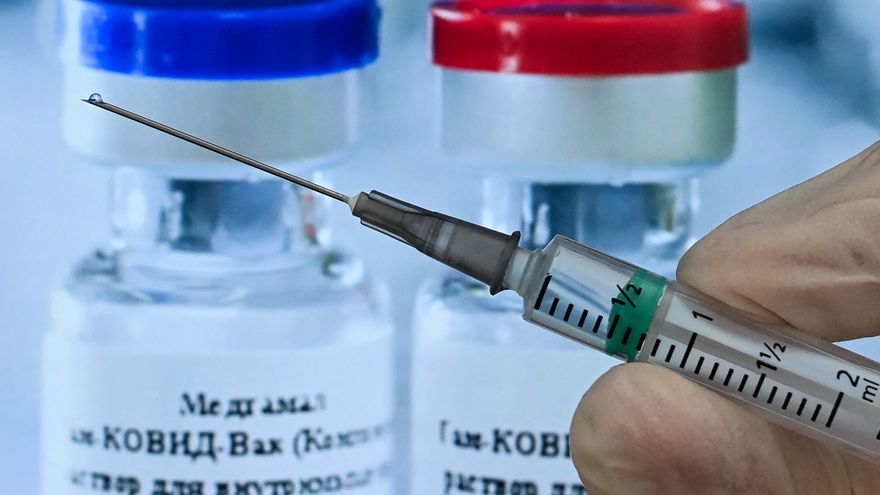 La tapa de la primera dosis es azul y la segunda dosis es roja, “quiere decir que los componentes de la misma son un poco diferentes”, dijo Elvia Lau, directora de Farmacia y Drogas del Minsa.