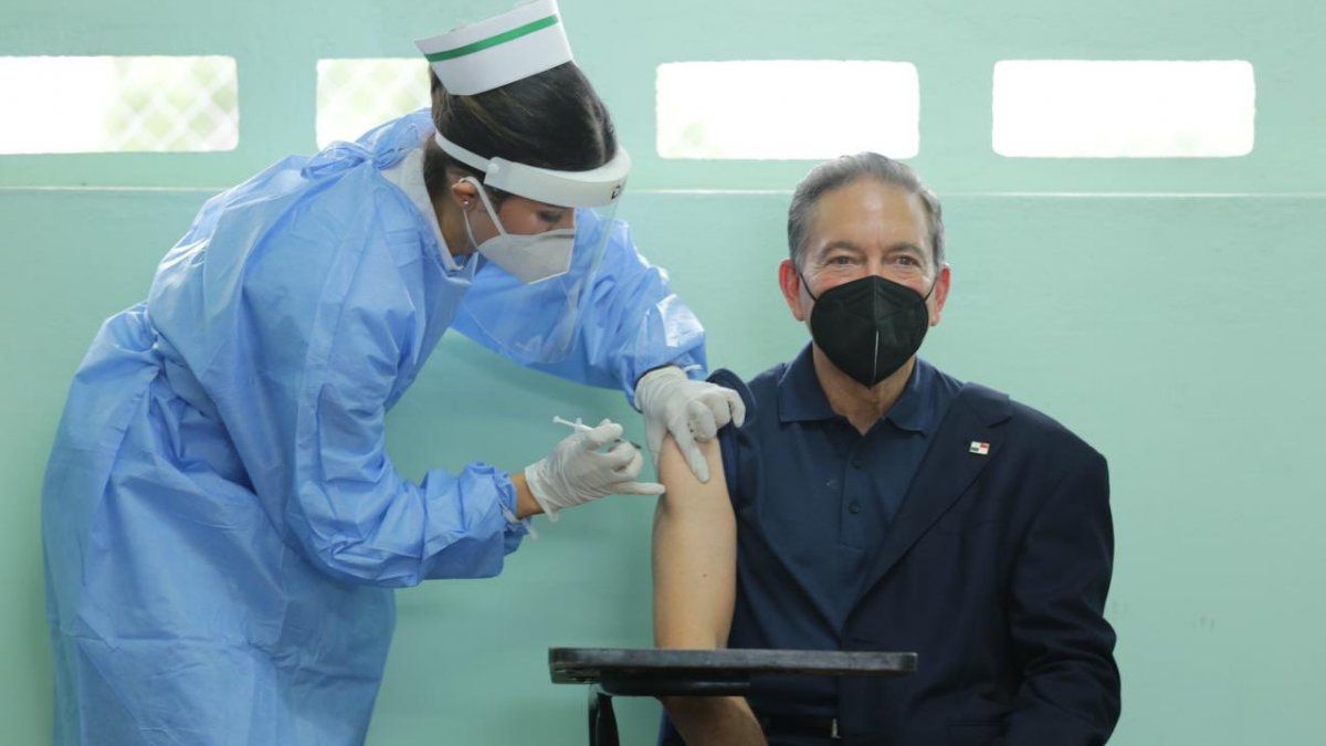 Laurentino Cortizo receives second dose of vaccine against COVID-19