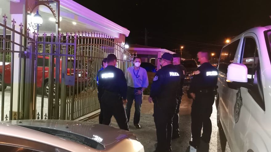 En una residencia en el corregimiento de Monagrillo, se detectó venta de licor y personas participando en juegos de azar, la actividad fue suspendida