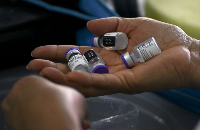 Vaccination of administrative personnel of the schools will begin on Monday