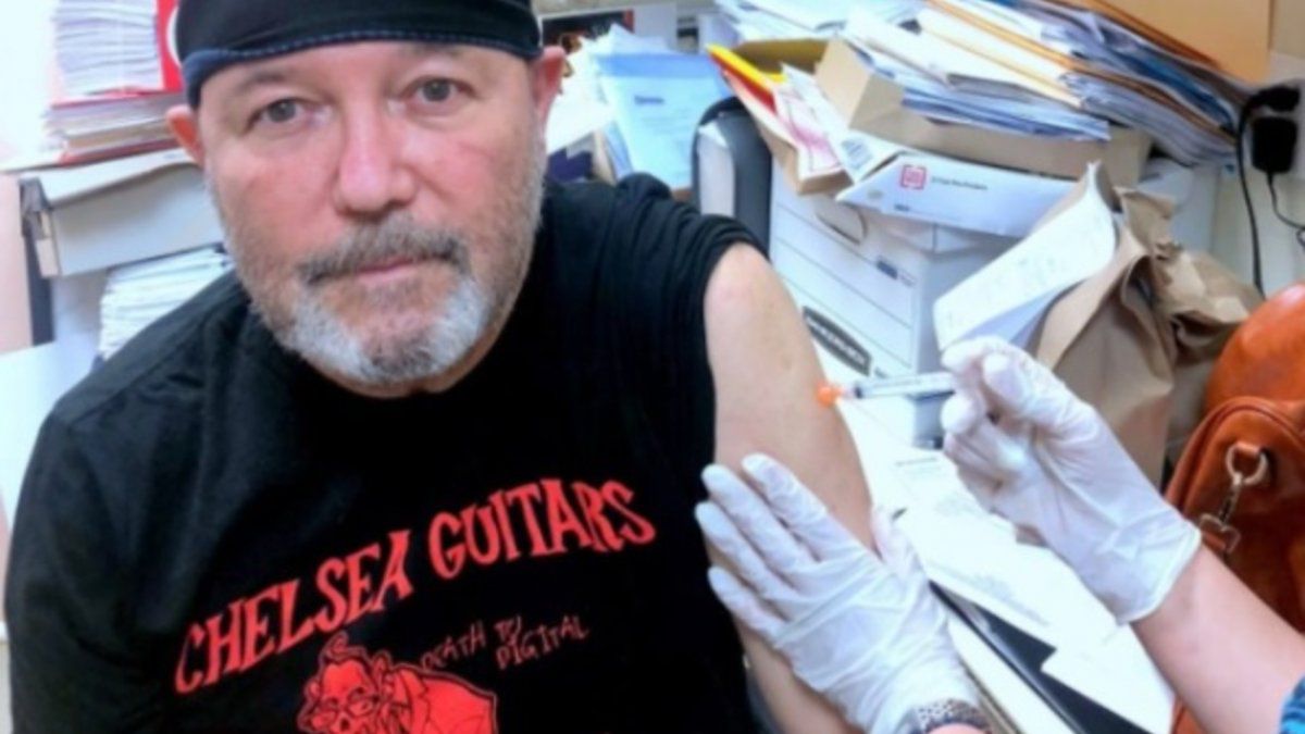 Rubén Blades receives the COVID-19 vaccine and urges everyone to apply it