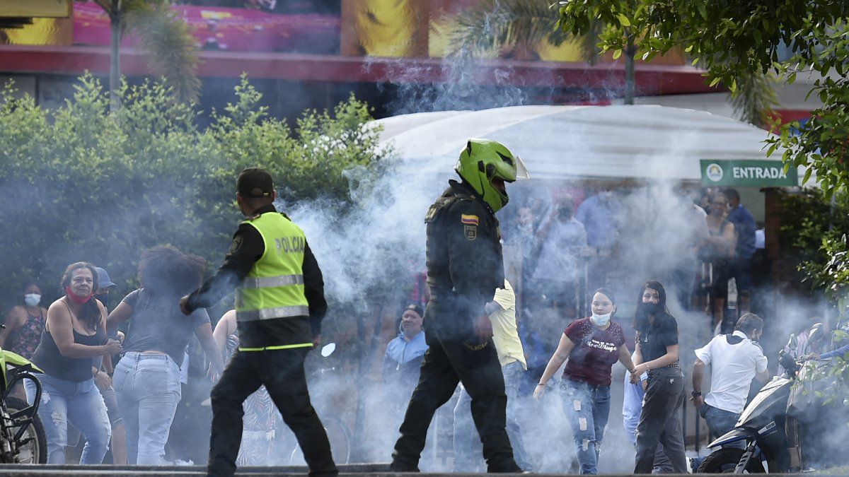 Colombia: Two civilians killed and a policeman shot in new protests