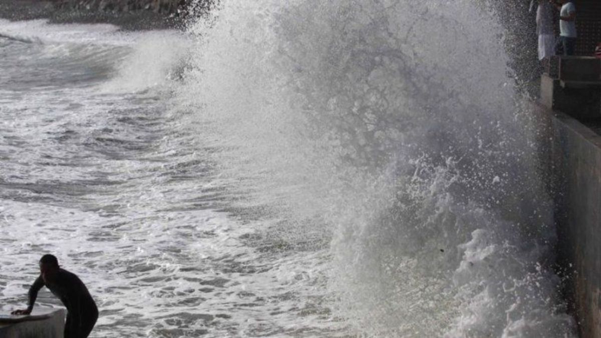 Strong wave warning issued until Monday