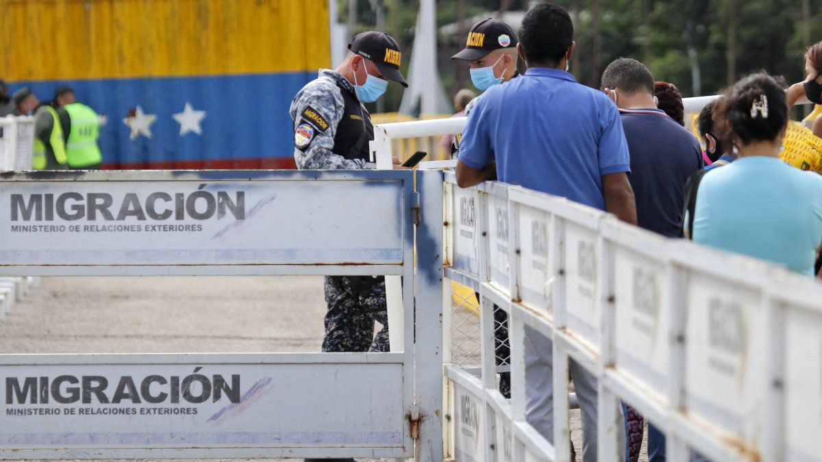 Colombia reopens border with Venezuela after 14 months of closure due to pandemic