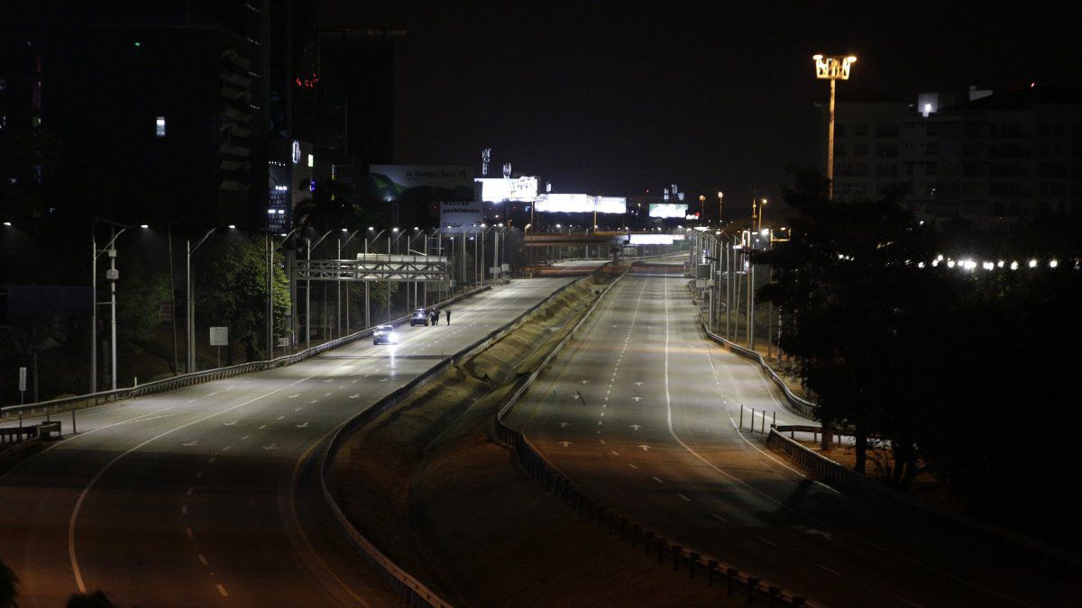 Decree that extends curfew in Panama and San Miguelito and allows reopening of galleras