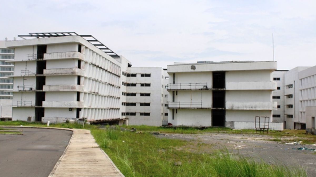 El proyecto Ciudad de la Salud consiste en un conjunto de edificios diseñados originalmente para albergar 45 quirófanos, 1,250 camas y consultorios para diversas especialidades médicas.