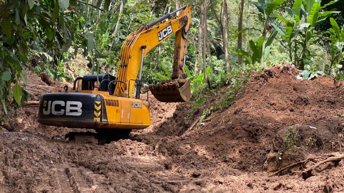 Minister Sabonge tours the different areas affected by rains in Bocas del Toro