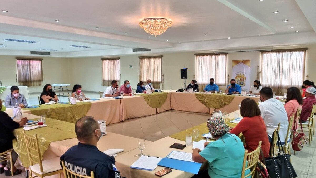 Mayor of Santiago meets with justices of the peace to coordinate sanctions for those who violate the decrees