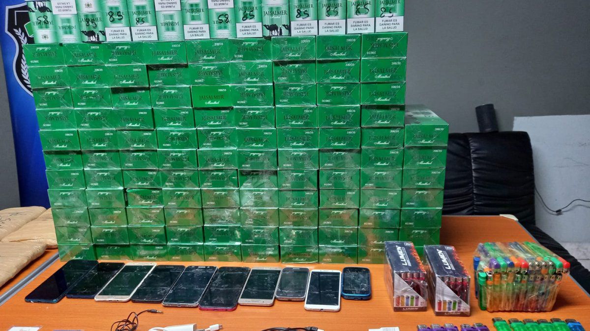 Cigarettes, drugs, cell phones and other items found in a car near the Colón Penitentiary Center