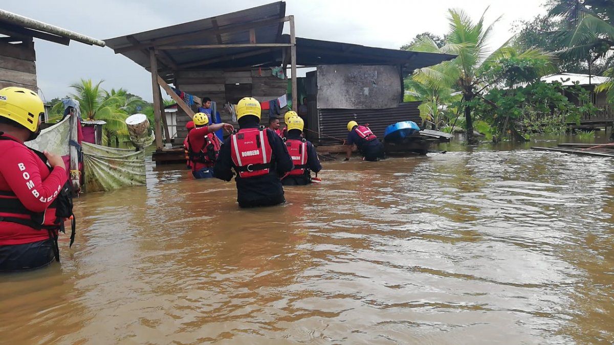 Families at risk of floods evacuated in Almirante and Changuinola