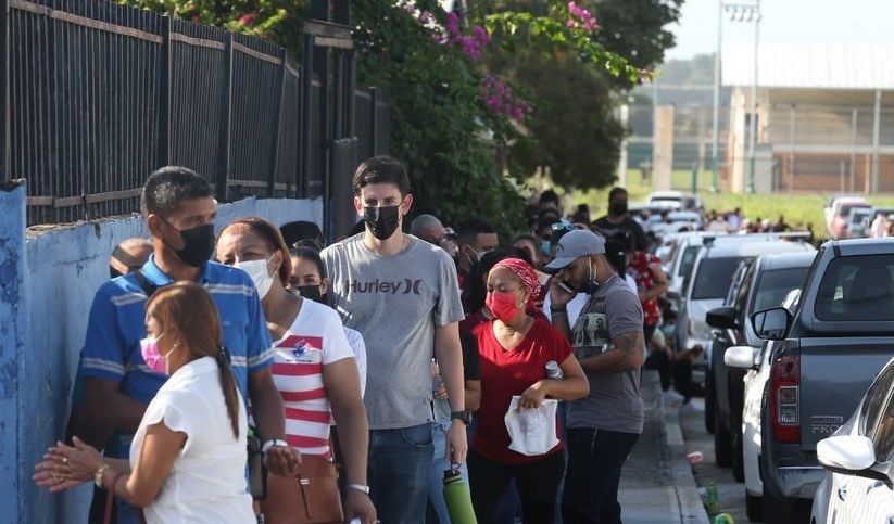 Long lines of people, mostly young people, during the first day of vaccination sweeps in 8 circuits