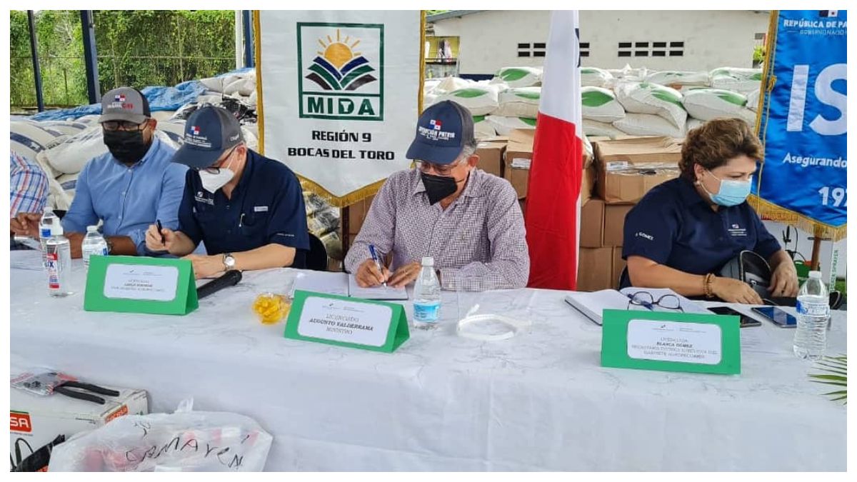 MIDA Minister meets with banana producers affected by floods in Bocas del Toro